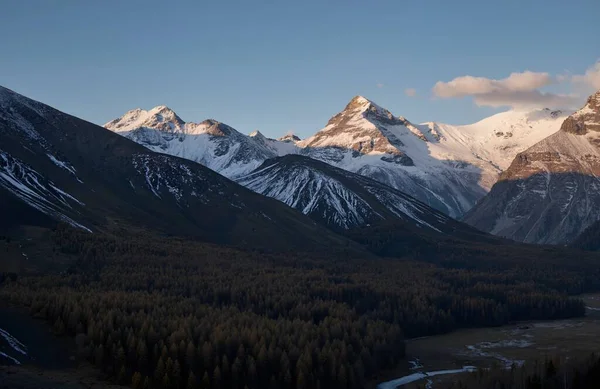 Dağların güzel manzarası