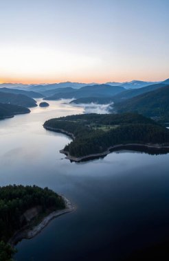 Gölün üzerinde güzel bir gün batımı