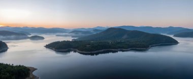 Gölün üzerinde güzel bir gün batımı