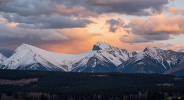 Dağlarda güzel bir gün batımı