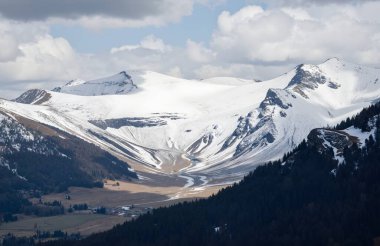 Dolomitlerin arka planında kar olan dağ zirveleri