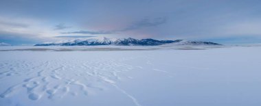 Karla kaplı dağlarla kaplı kış manzarası