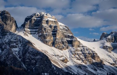 İtalyan dolomitlerinin kışın güzel manzarası.
