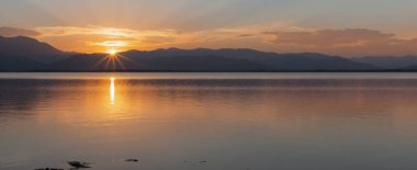 Gölün üzerinde güzel bir gün batımı