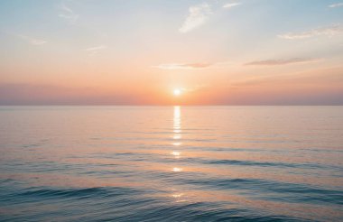 Denizin üzerinde güzel bir gün batımı