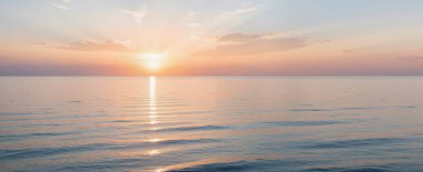 Güneş deniz yüzeyinden batıyor