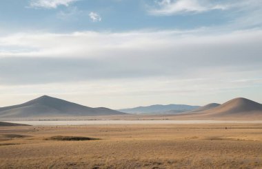 Arkasında bir göl olan güzel bir manzara.