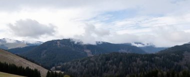 Dağları ve bulutları olan güzel bir manzara