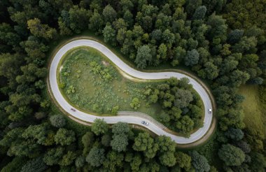 Güzel manzaralı dolambaçlı bir yol manzarası.