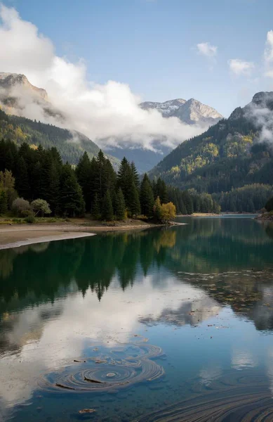 Dolomite dağlarındaki güzel göl.