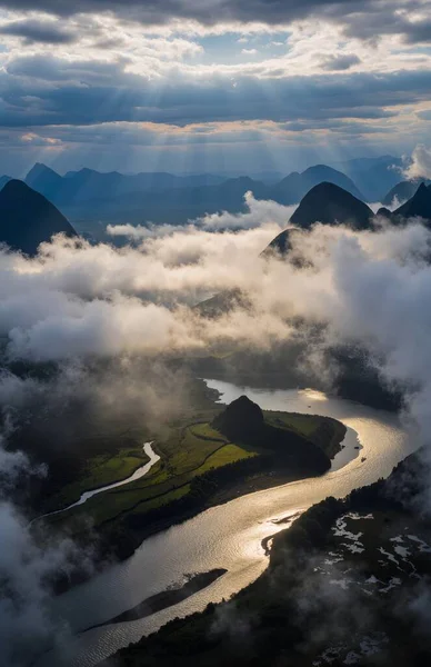 Dağların havadan çekilmiş görüntüleri ve arka planda güzel bir nehir.