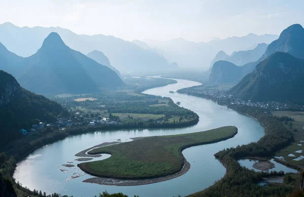 Dağlardaki nehrin güzel manzarası