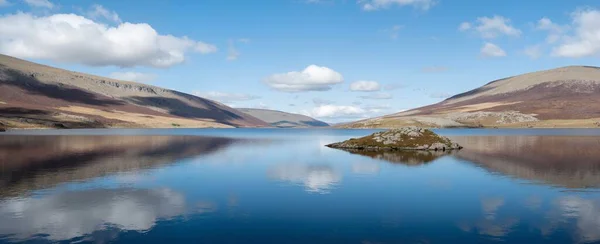 Dağlarda gölü olan güzel bir manzara.