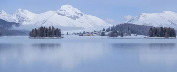Karla kaplı dağlarla kaplı güzel bir manzara.