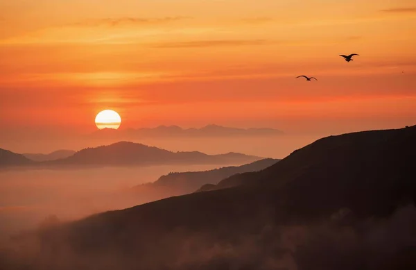 Dağın üstünde güzel bir gün batımı