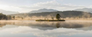 Arka planda göl olan bir dağ gölünde gün doğumu. yüksek kaliteli fotoğraf