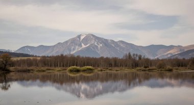 Dağlardaki güzel dağ gölü