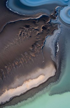 Çöldeki bir nehrin havadan görünüşü