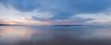 Denizin üzerinde güzel bir gün batımı