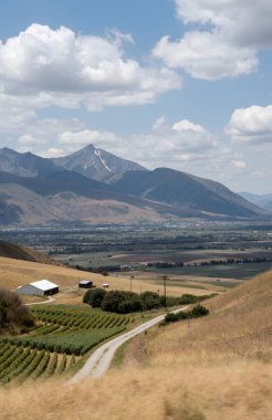 Dağlarda dağları olan güzel bir manzara.
