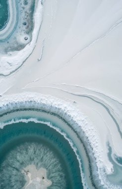 Kışın güzel bir göl manzarası