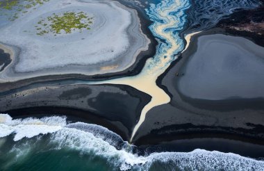 Deniz kıyısının güzel manzarası