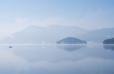 Arkasında bir göl olan güzel bir manzara.