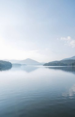 Nehir ve bulutlarla dolu güzel bir manzara