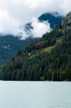 Göl ve dağlarla dolu güzel bir manzara.