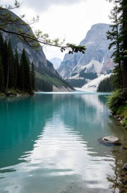 Dağlardaki güzel göl