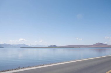 Göl ve dağlarla dolu güzel bir manzara.