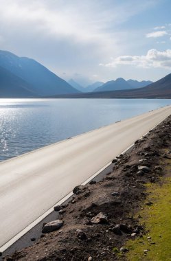Dağlarda gölü olan güzel bir manzara.