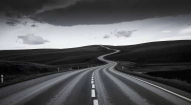 Dağlarda yolu olan güzel bir manzara.