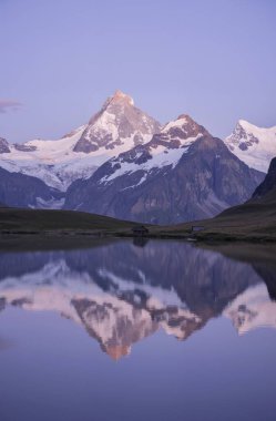 Dağları ve bulutları olan güzel bir manzara