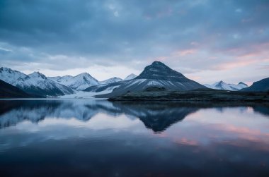 Gölün üzerinde güzel bir gün batımı