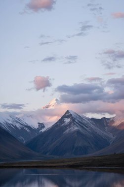 Dağları ve bulutları olan güzel bir manzara