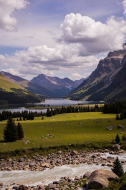 Dağları ve bulutları olan güzel bir manzara