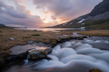 Dağlarda dağ gölü