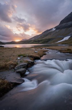 Gölün üzerinde güzel bir gün batımı