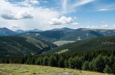 Yukarıdan görünen bir dağ aralığı