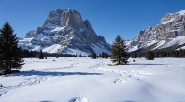 Dolomitlerdeki cicidi lavaredo 'nun kış manzarası, İtalya.