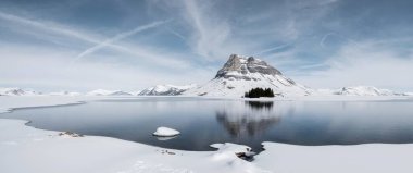 Karla kaplı dağlarla kaplı kış manzarası