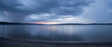 Göl üzerinde fırtına bulutları