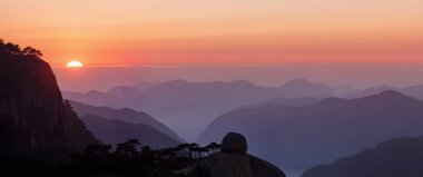 Dağlarda güzel bir gün batımı