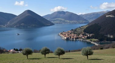 Dağlardaki gölün manzaralı manzarası