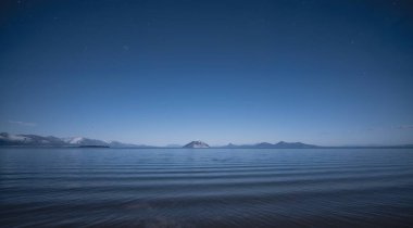 Güzel deniz manzarası ve dağlar.