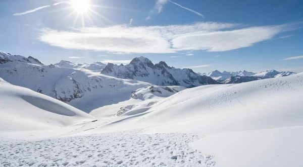 Kış mevsiminde dağları kaplayan kar