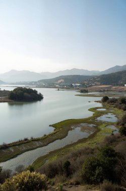 Dağlardaki gölün güzel manzarası