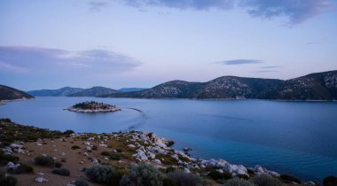 Dağlı güzel göl manzarası