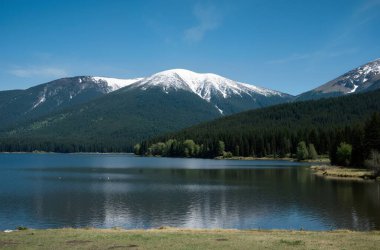 Dağlardaki güzel dağ gölü.